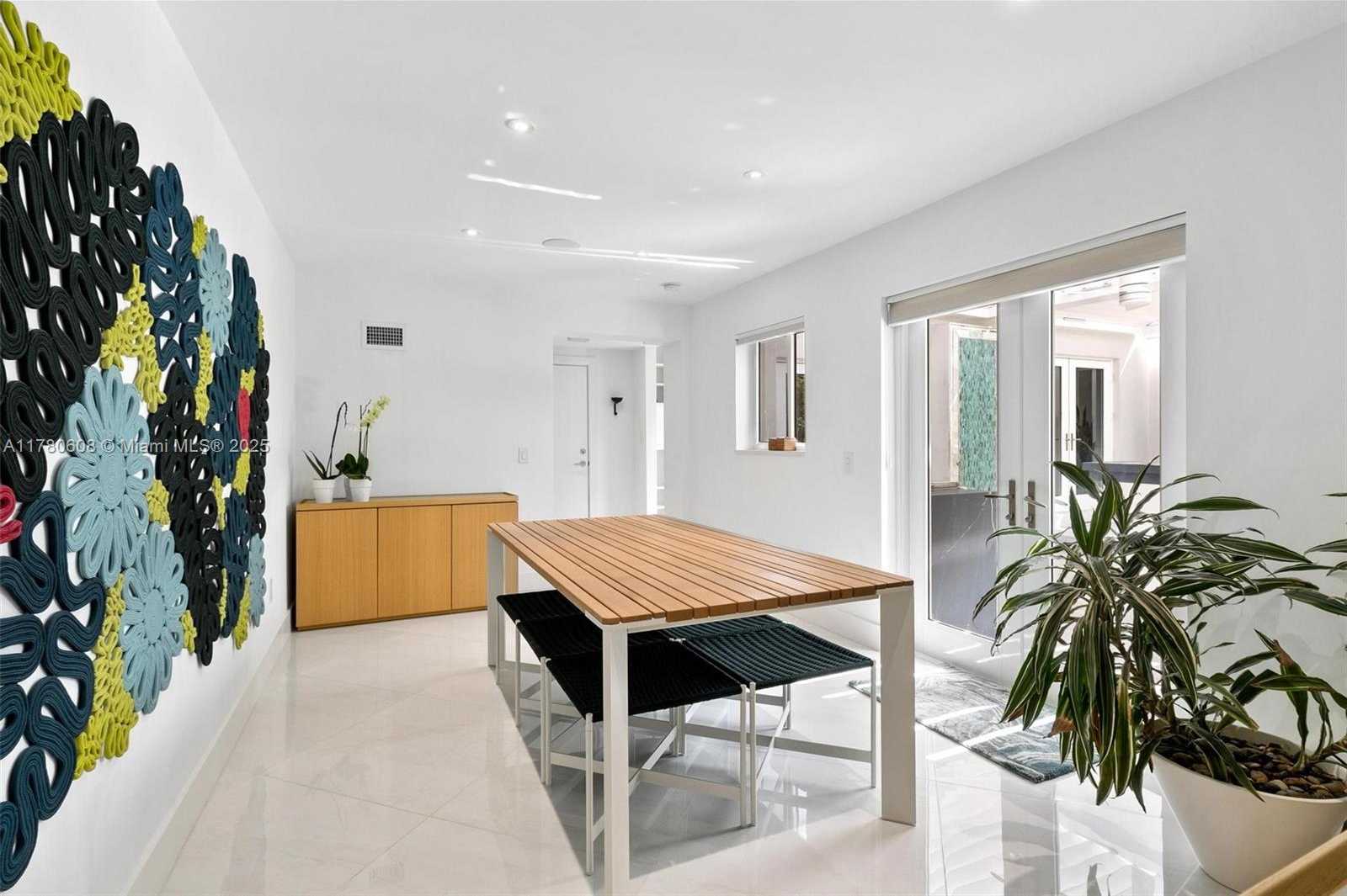 Small Image of 2550 FLAMINGO DR, Miami Beach Number 25