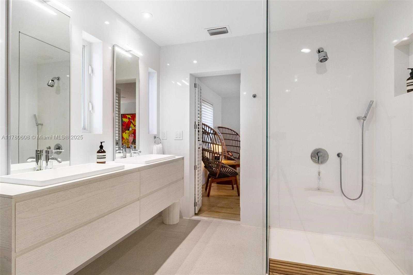 Small Image of 2550 FLAMINGO DR, Miami Beach Number 28