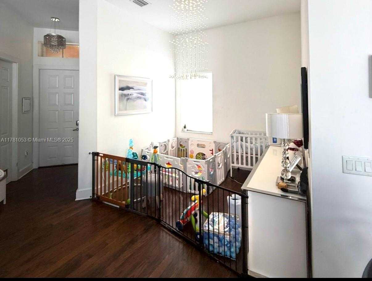 Small Image of 1410 SWEETBAY WAY, Hollywood Number 16