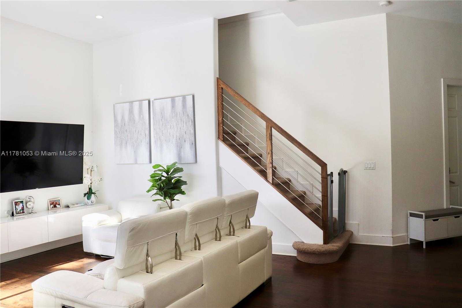 Small Image of 1410 SWEETBAY WAY, Hollywood Number 27