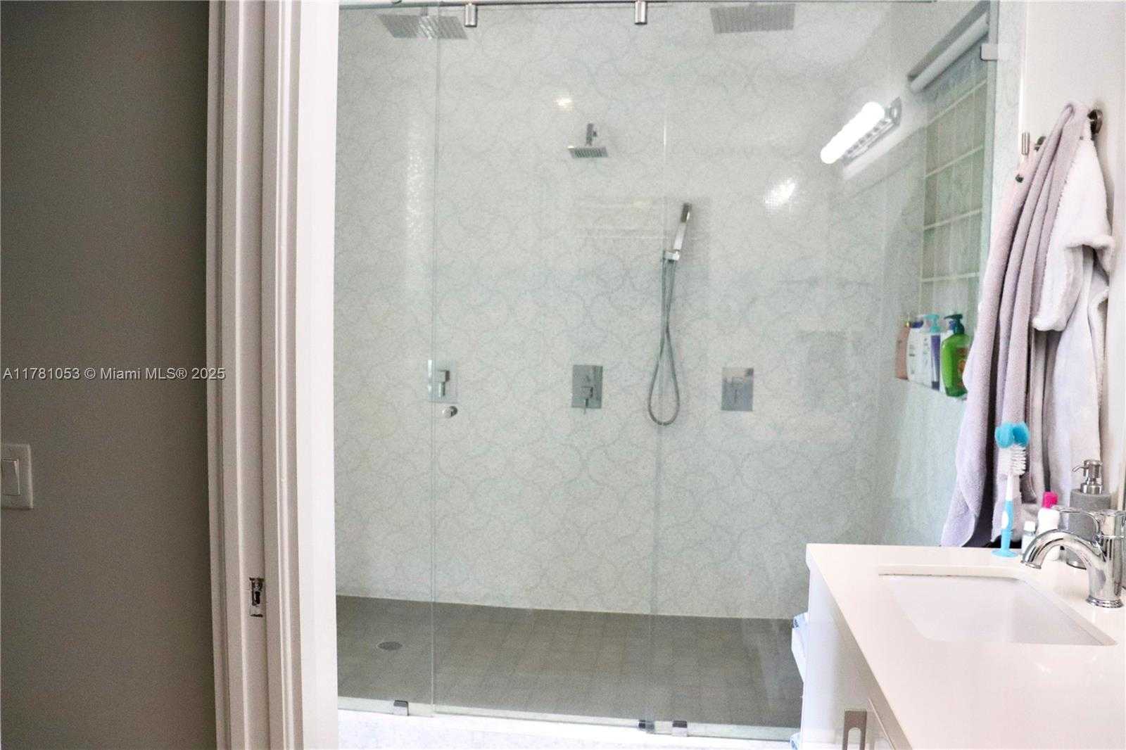 Small Image of 1410 SWEETBAY WAY, Hollywood Number 35