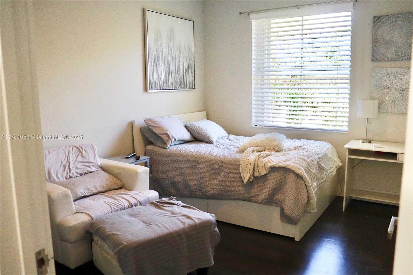 Small Image of 1410 SWEETBAY WAY, Hollywood Number 39