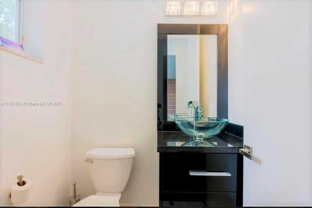 Small Image of 1410 SWEETBAY WAY, Hollywood Number 45