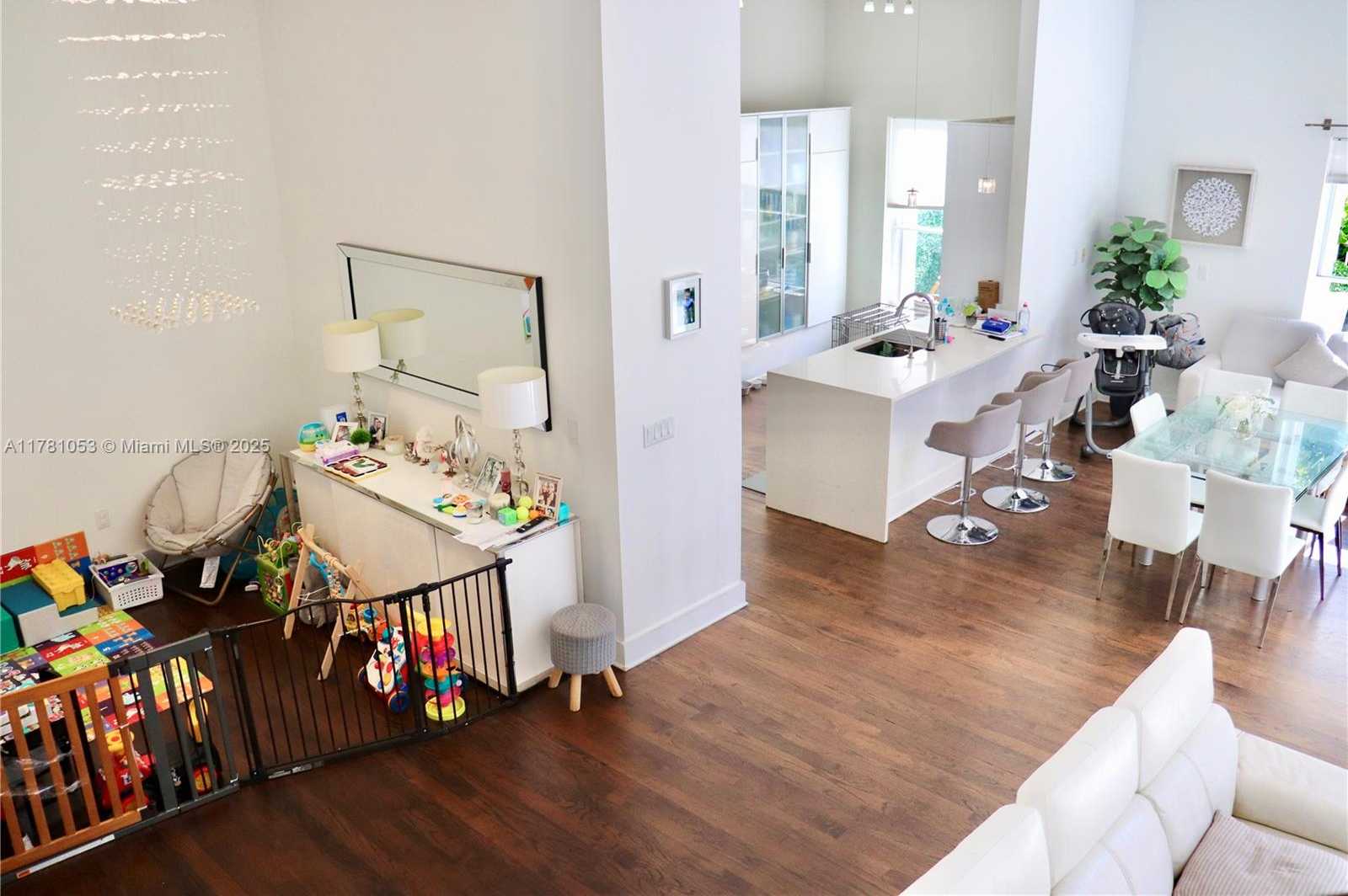Small Image of 1410 SWEETBAY WAY, Hollywood Number 5