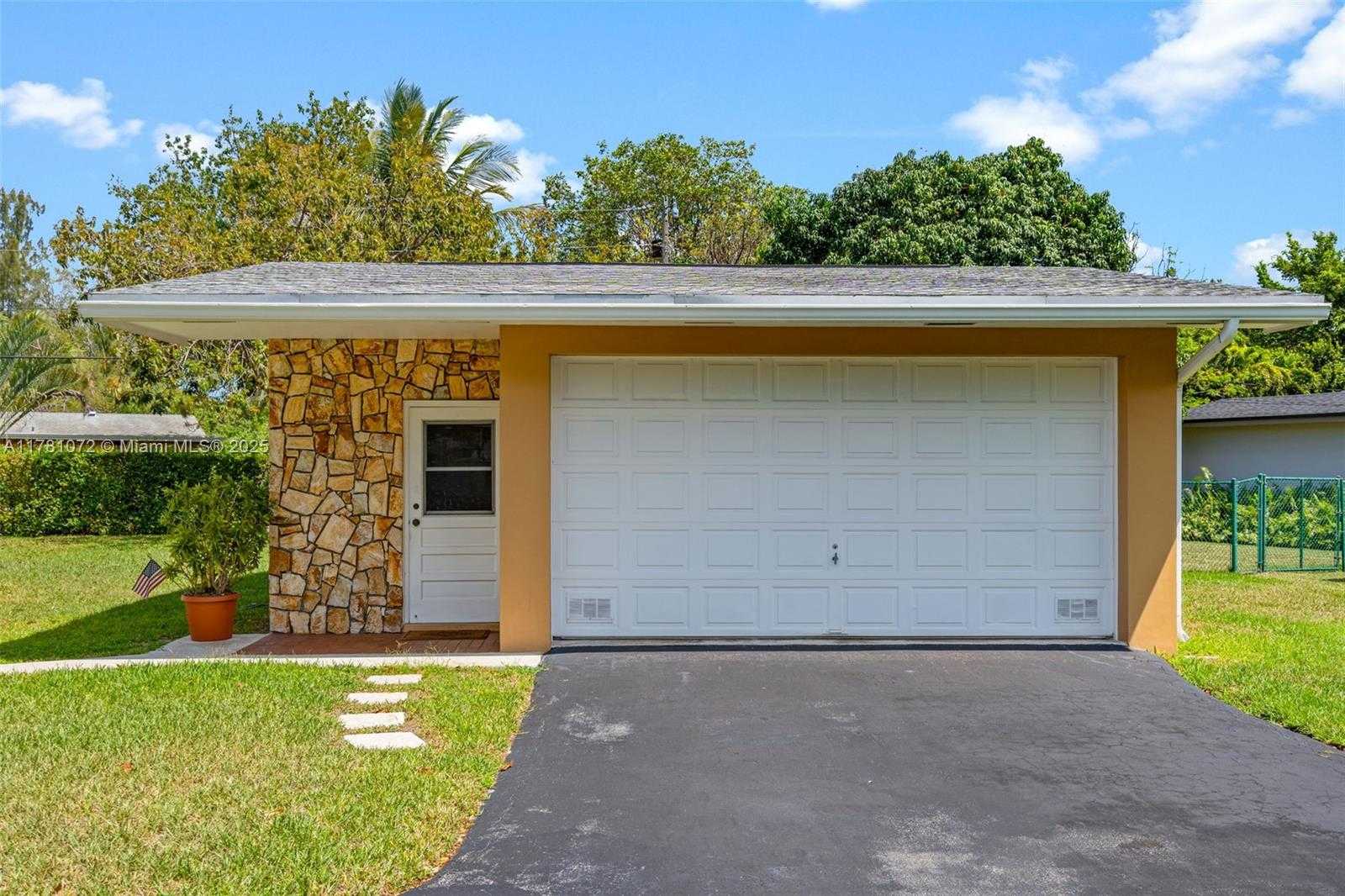 Small Image of 16901 SOUTH WEST 89TH AVE, Palmetto Bay Number 42