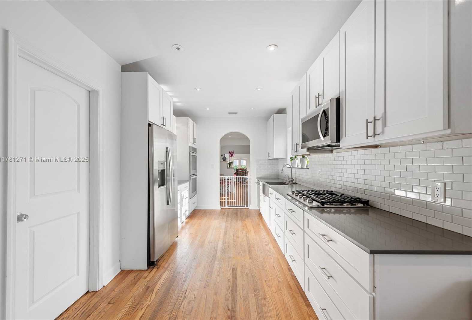 Small Image of 4951 CHEROKEE AVE, Miami Beach Number 15