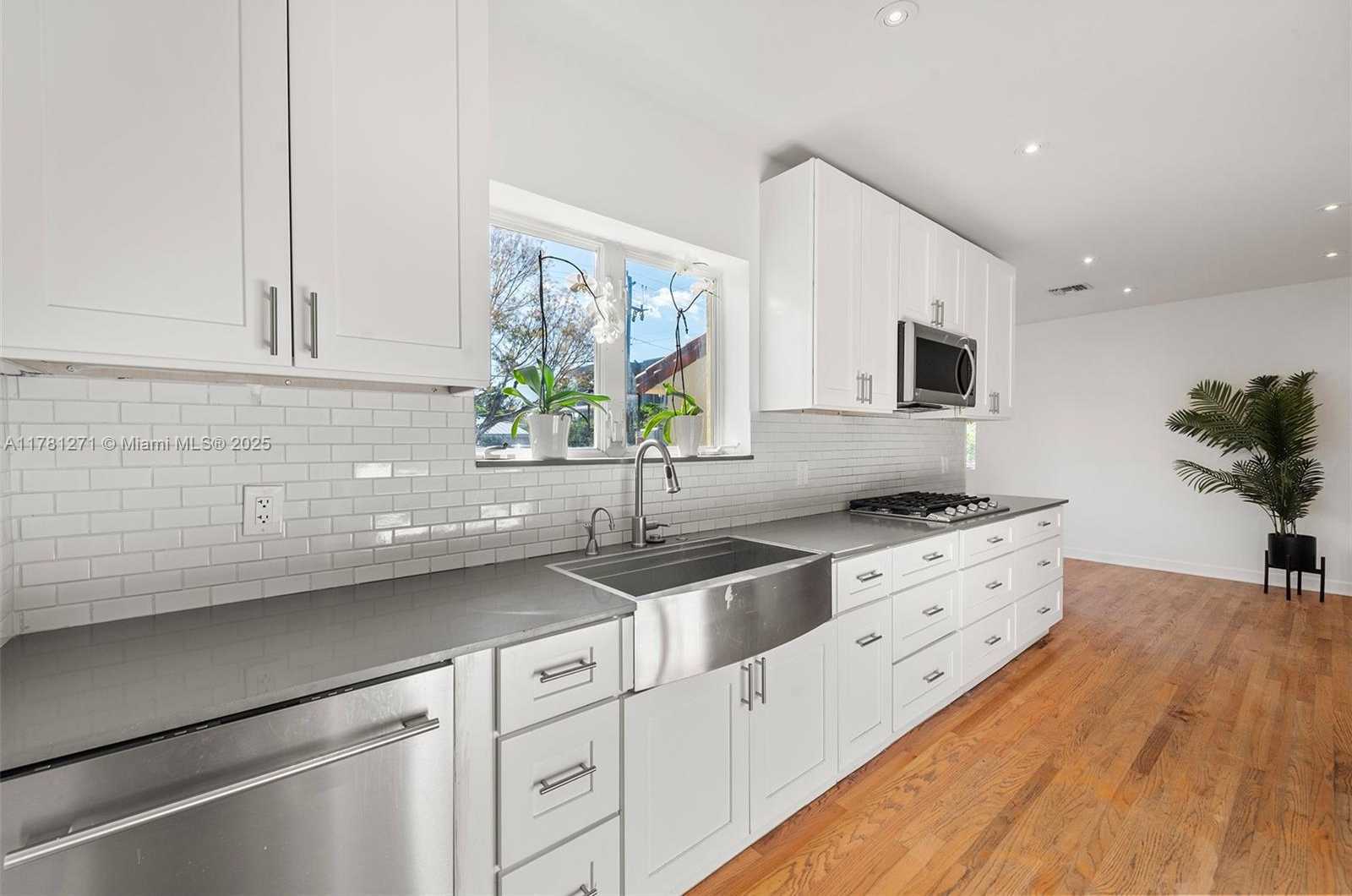 Small Image of 4951 CHEROKEE AVE, Miami Beach Number 16