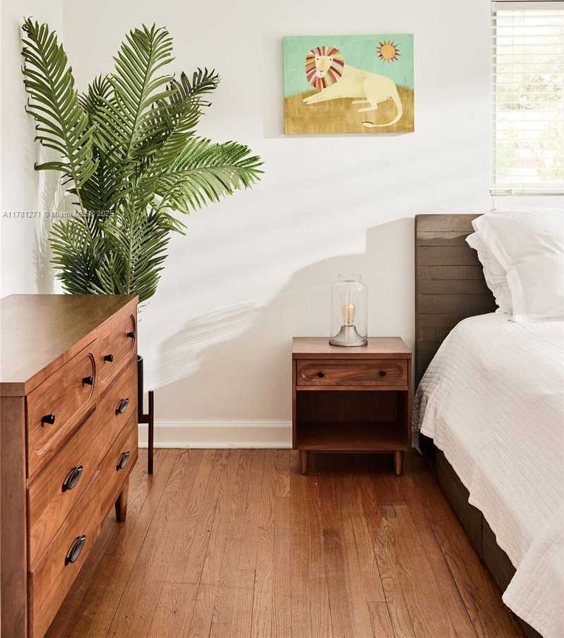 Small Image of 4951 CHEROKEE AVE, Miami Beach Number 21