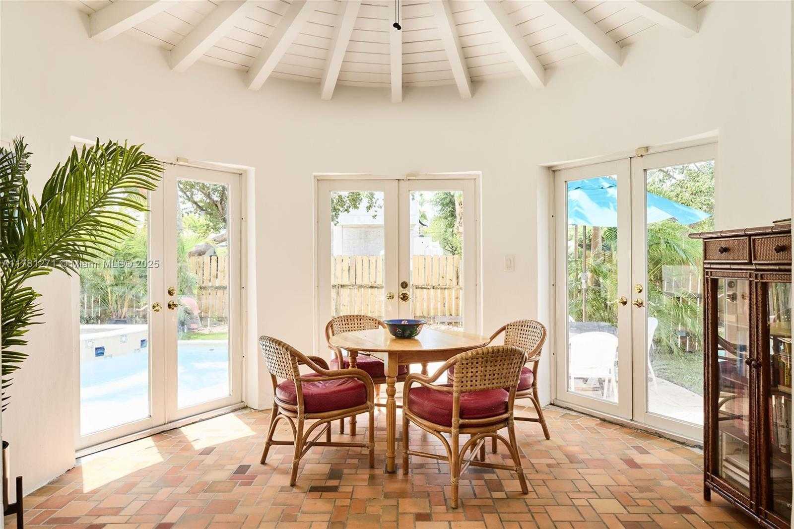 Small Image of 4951 CHEROKEE AVE, Miami Beach Number 4