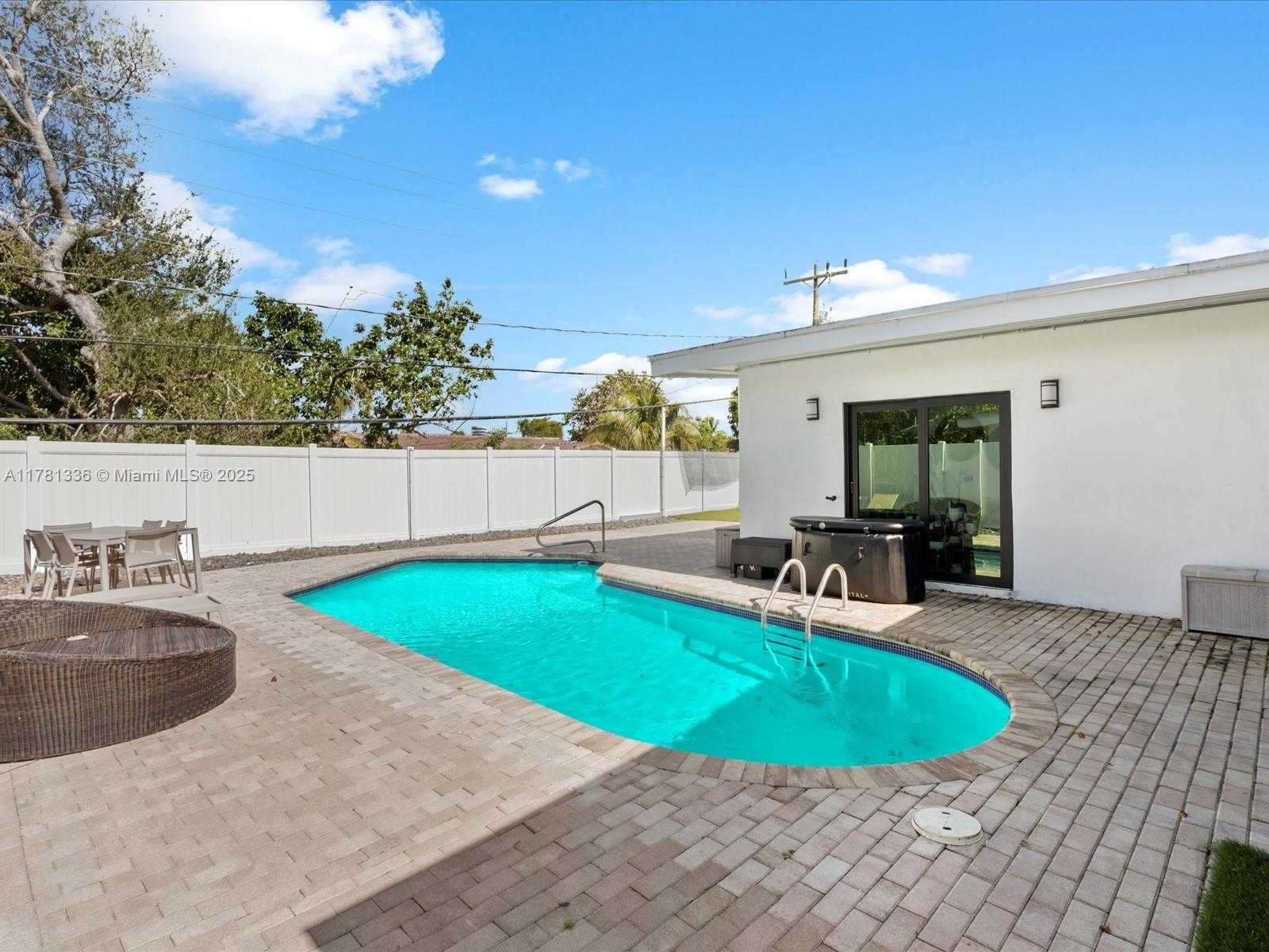 Small Image of 19461 NORTH EAST 22ND RD, North Miami Beach Number 3