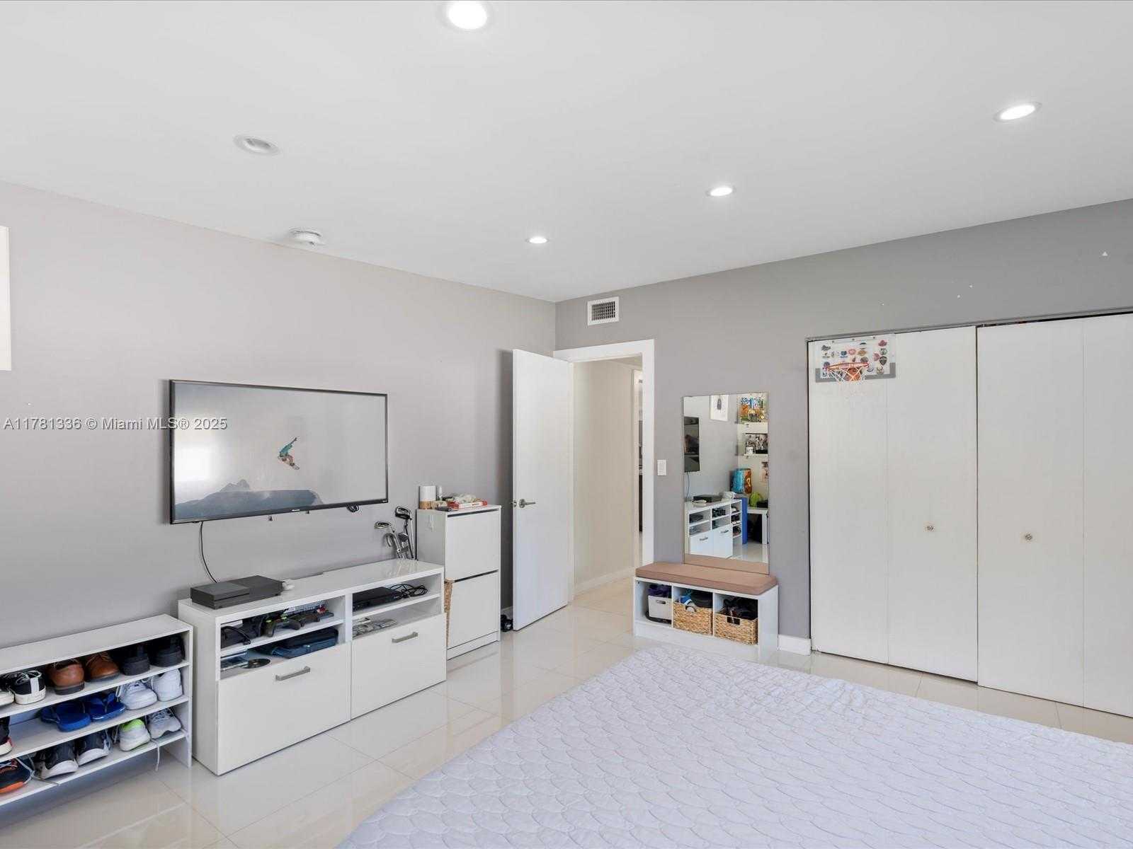Small Image of 19461 NORTH EAST 22ND RD, North Miami Beach Number 37