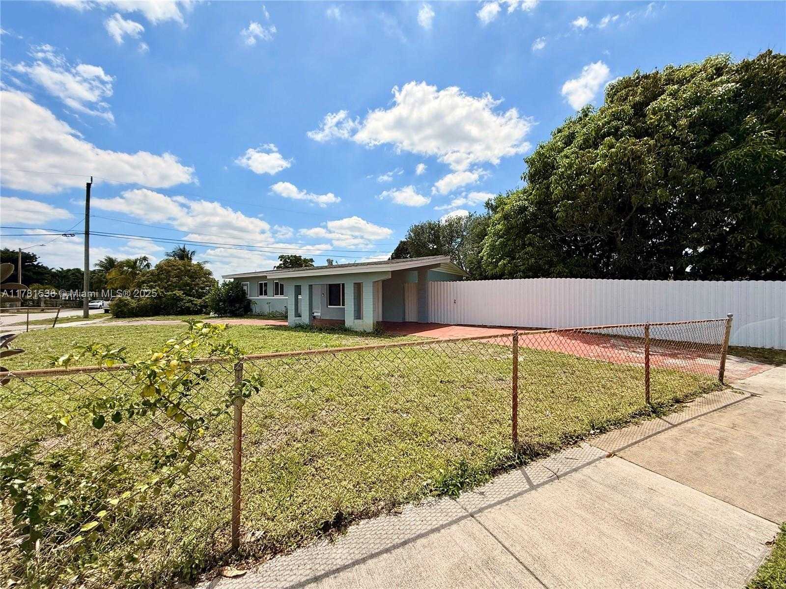 Small Image of 18920 NORTH WEST 31ST AVE, Miami Gardens Number 3