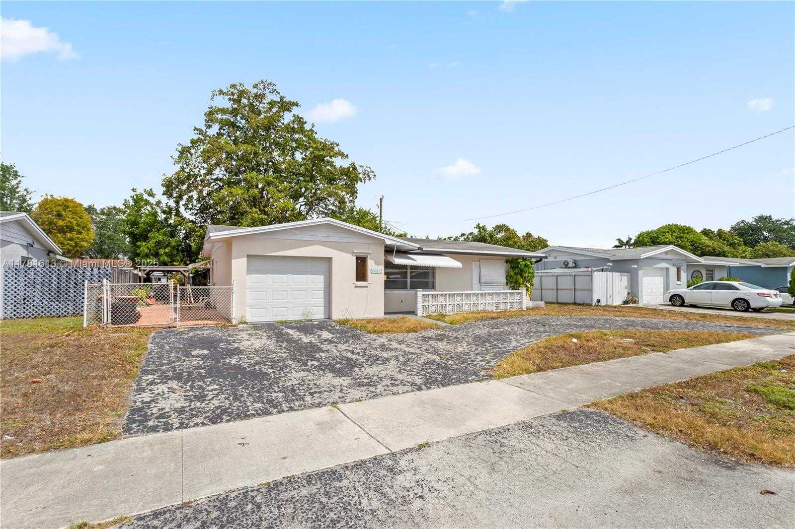 Small Image of 7525 GARFIELD ST, Hollywood Number 2