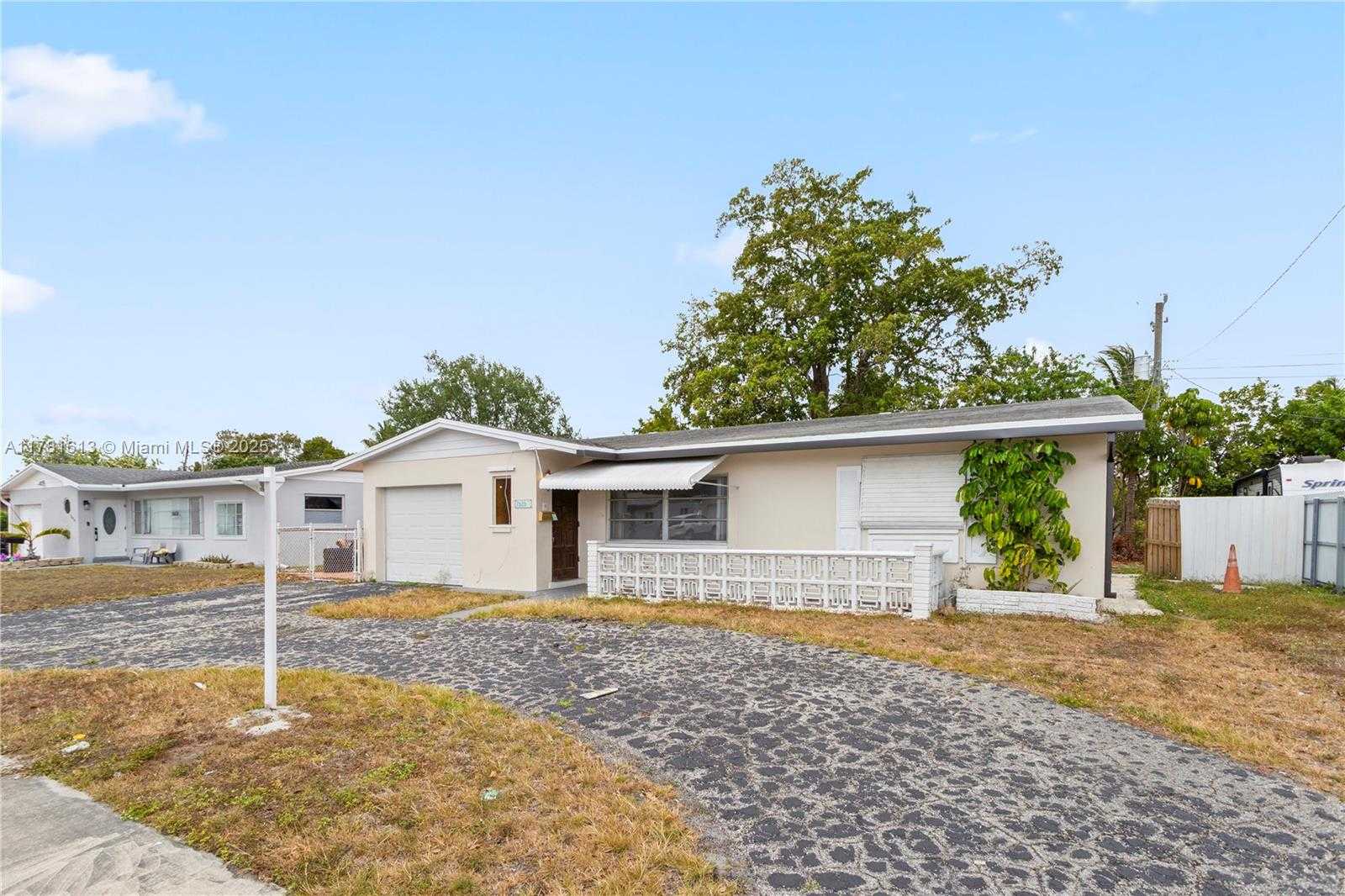 Small Image of 7525 GARFIELD ST, Hollywood Number 5