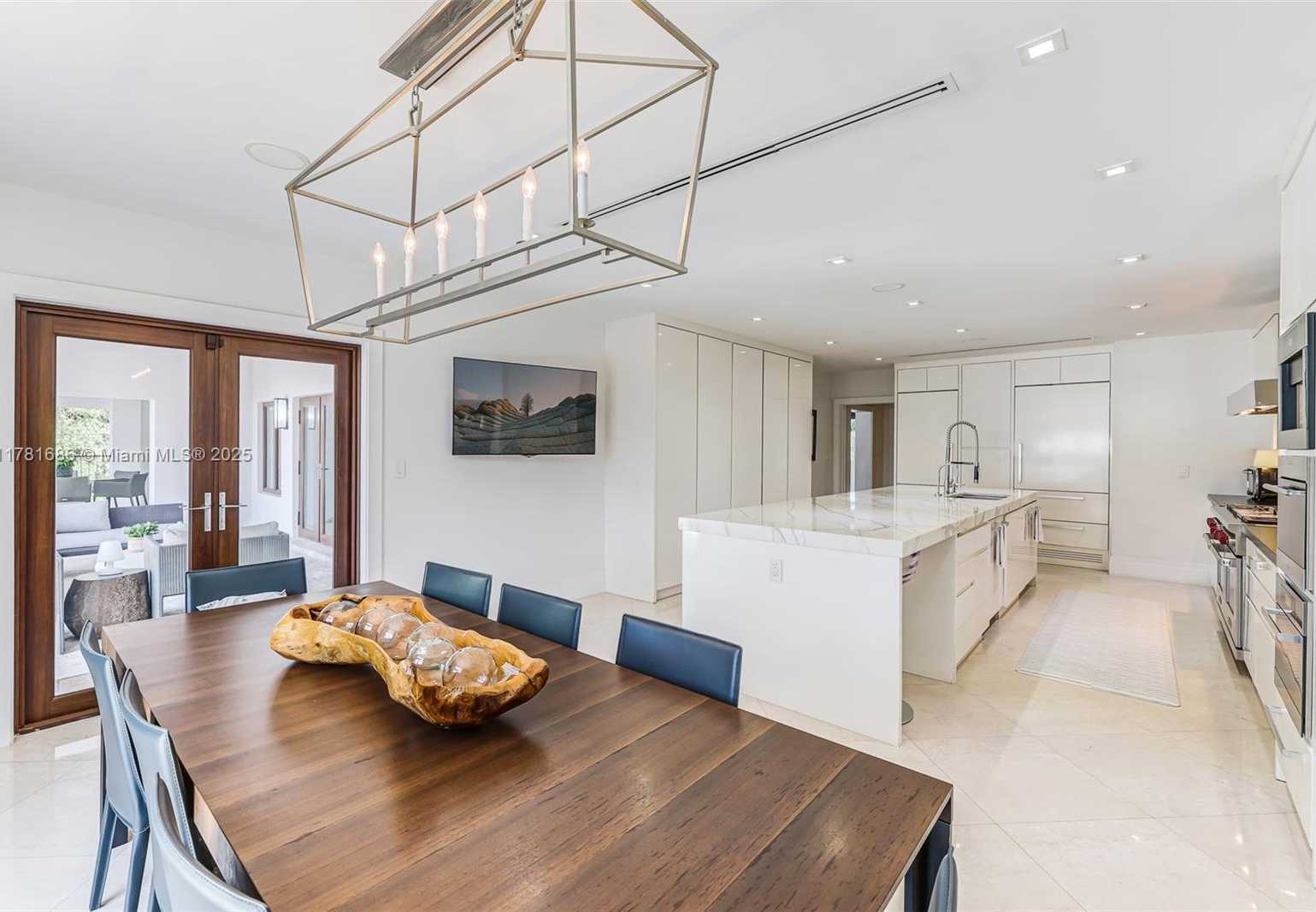 Small Image of 555 ARVIDA PKWY, Coral Gables Number 11