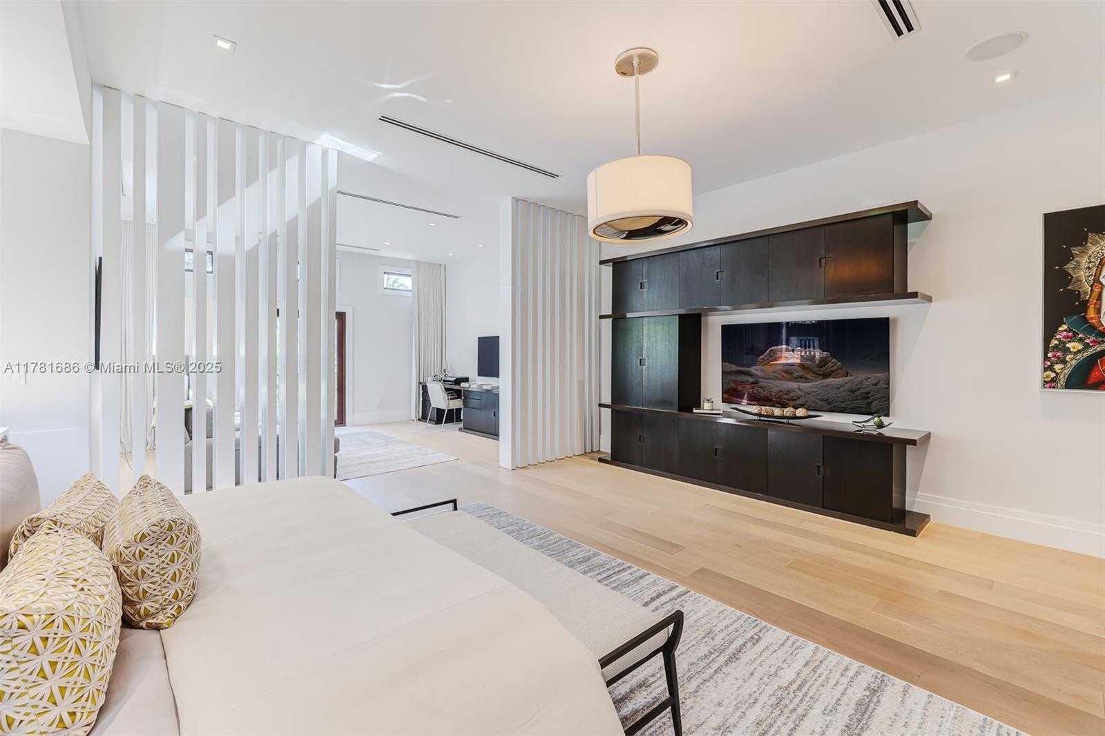 Small Image of 555 ARVIDA PKWY, Coral Gables Number 17