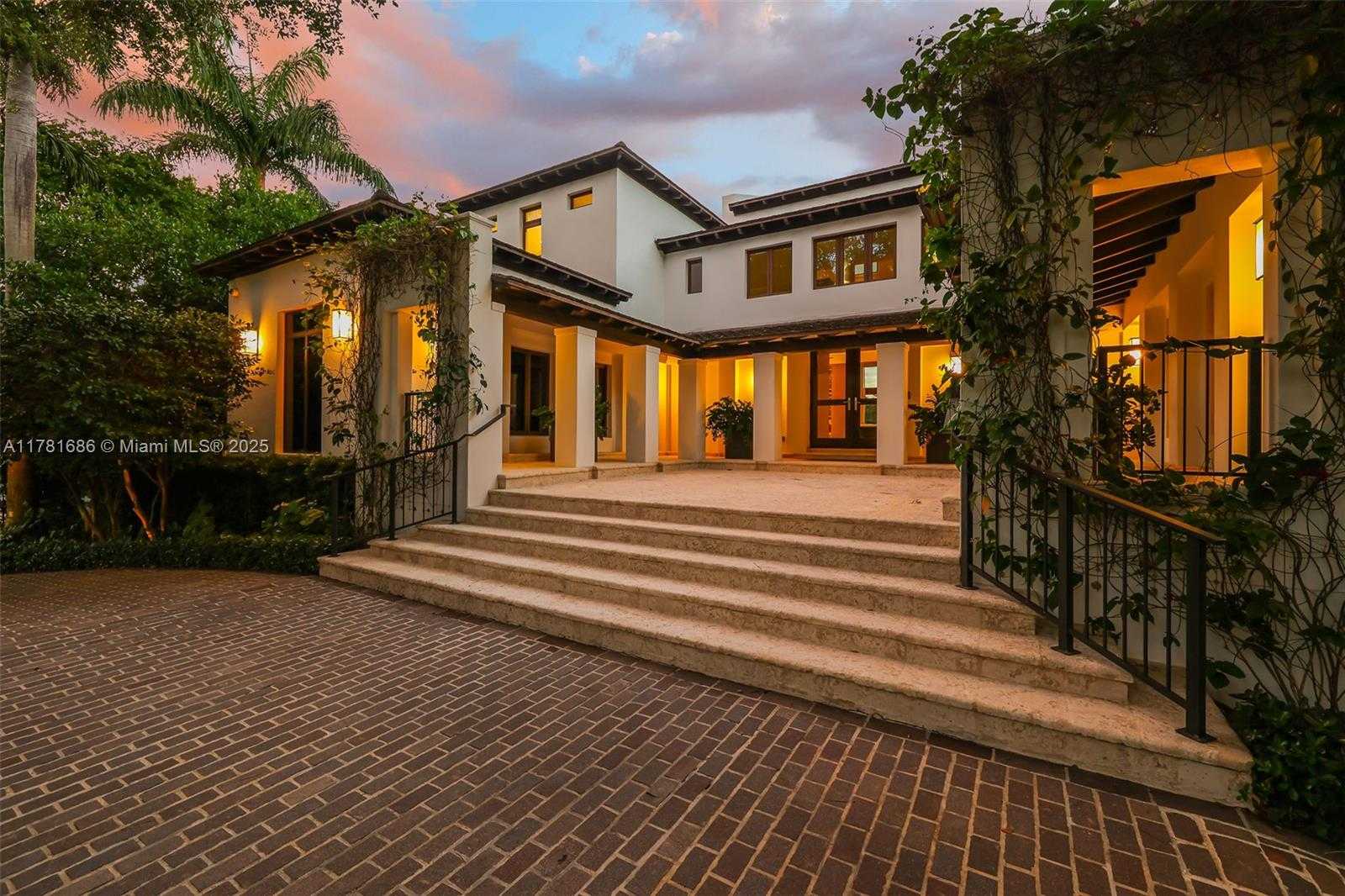 Small Image of 555 ARVIDA PKWY, Coral Gables Number 2