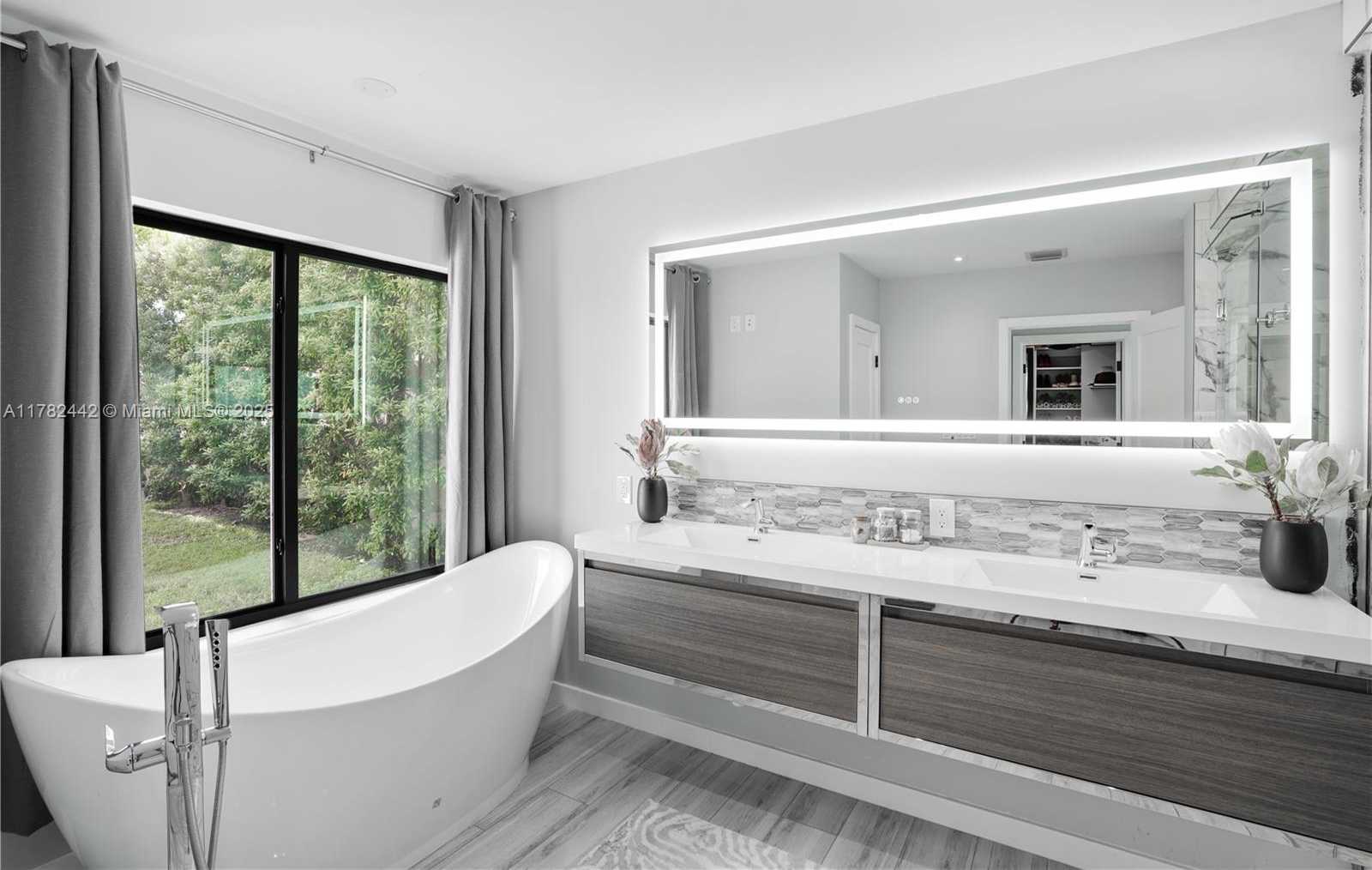 Small Image of 12500 GRIFFING BLVD, North Miami Number 11