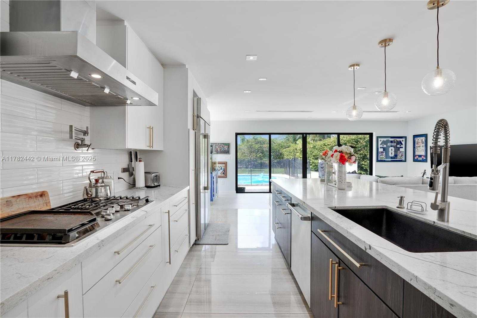 Small Image of 12500 GRIFFING BLVD, North Miami Number 21