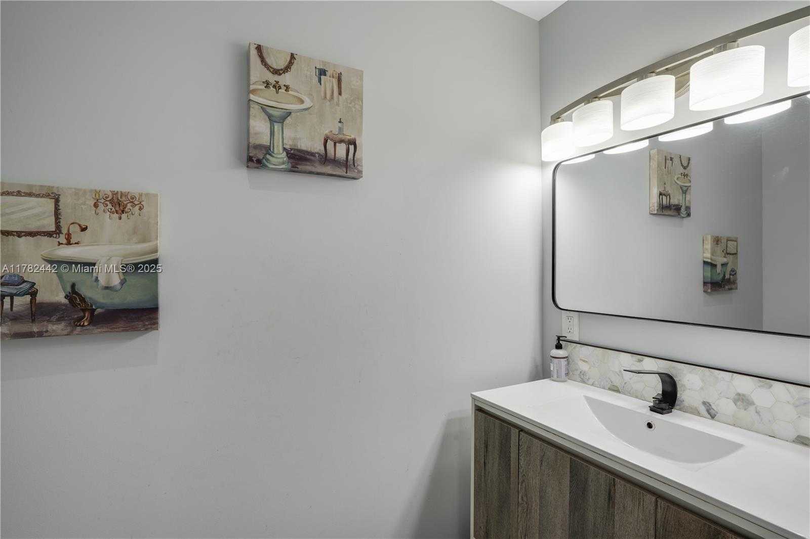 Small Image of 12500 GRIFFING BLVD, North Miami Number 25