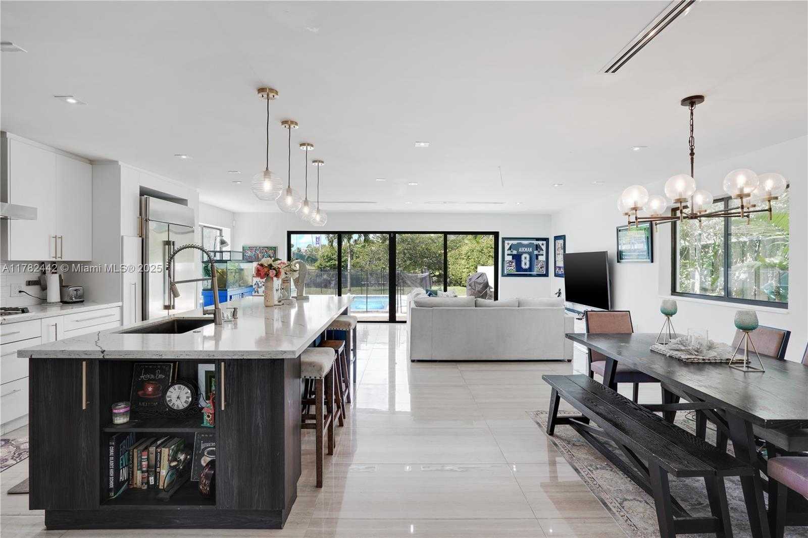 Small Image of 12500 GRIFFING BLVD, North Miami Number 4