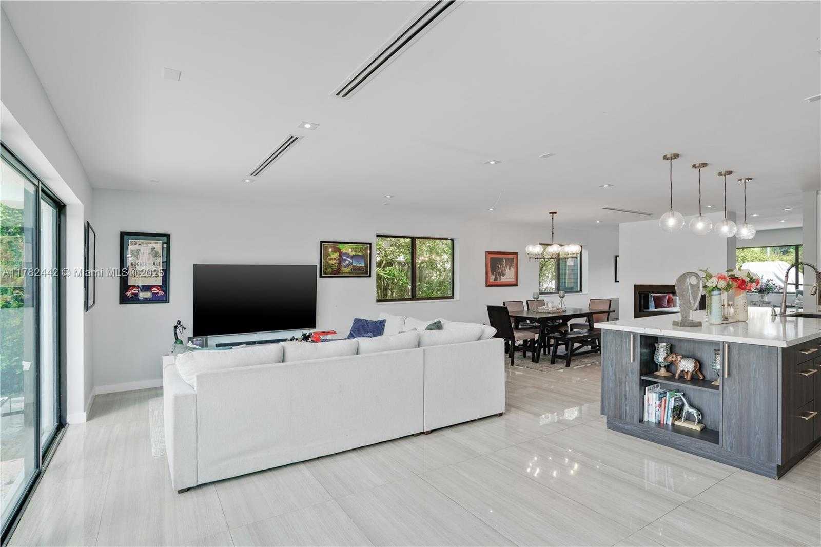 Small Image of 12500 GRIFFING BLVD, North Miami Number 7