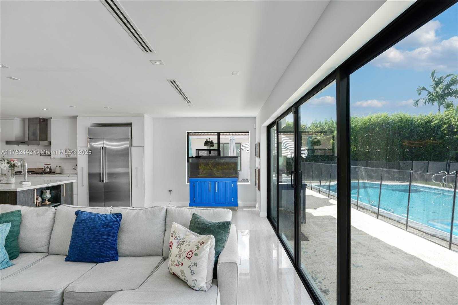 Small Image of 12500 GRIFFING BLVD, North Miami Number 8