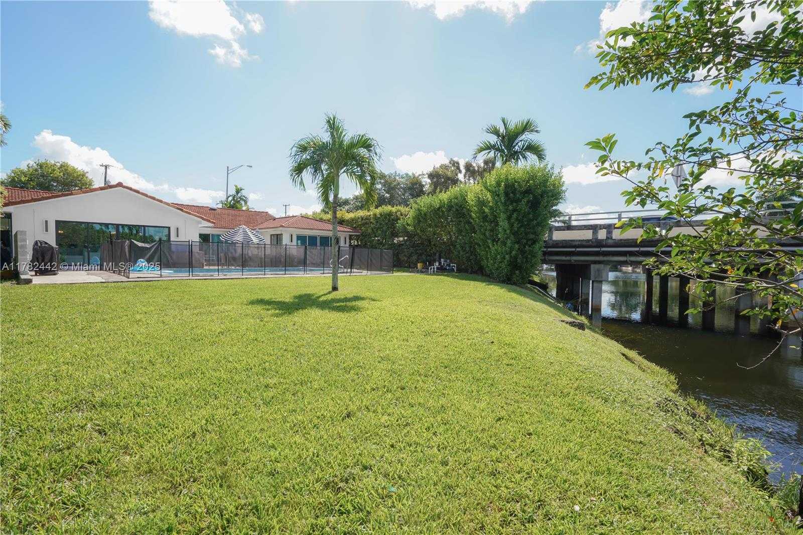 Small Image of 12500 GRIFFING BLVD, North Miami Number 9