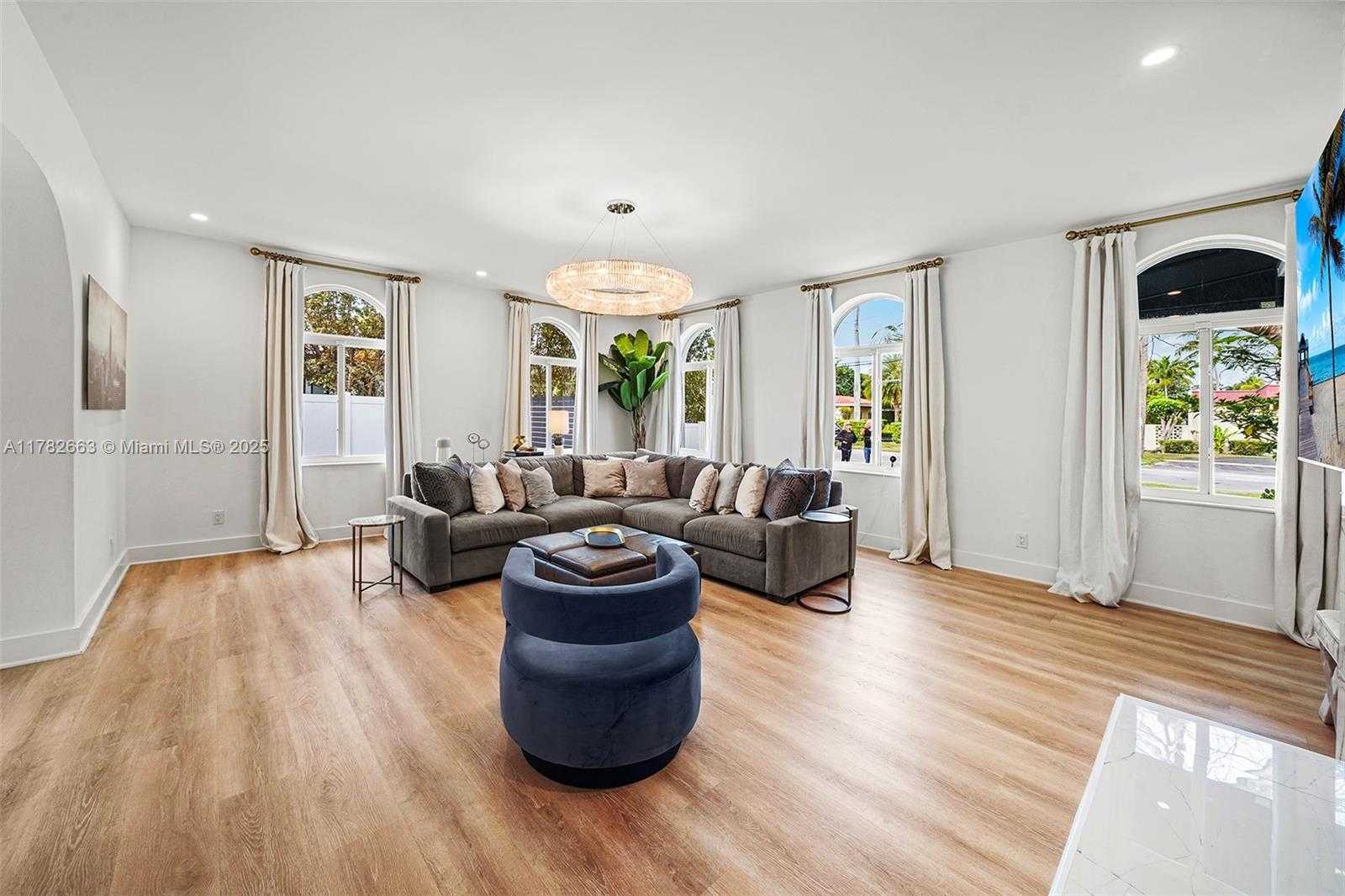 Small Image of 5237 LA GORCE DR, Miami Beach Number 15