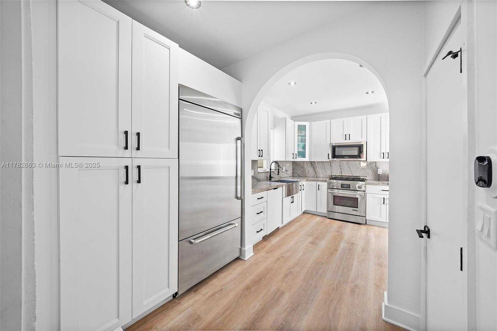 Small Image of 5237 LA GORCE DR, Miami Beach Number 18