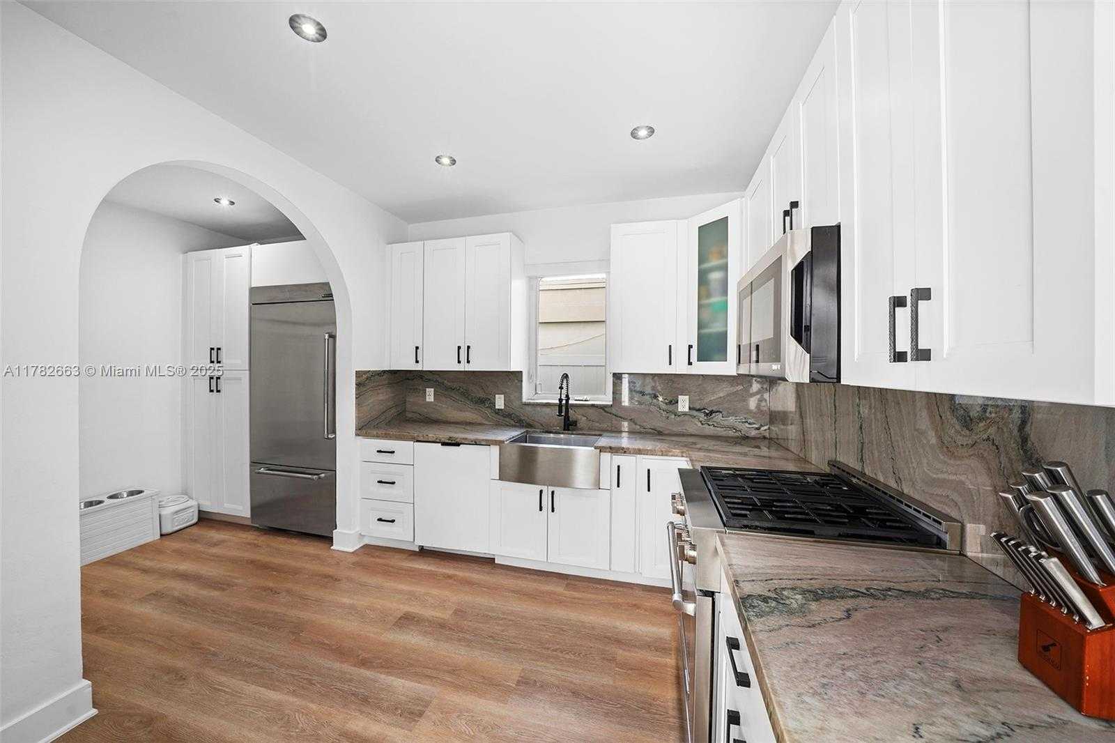 Small Image of 5237 LA GORCE DR, Miami Beach Number 20