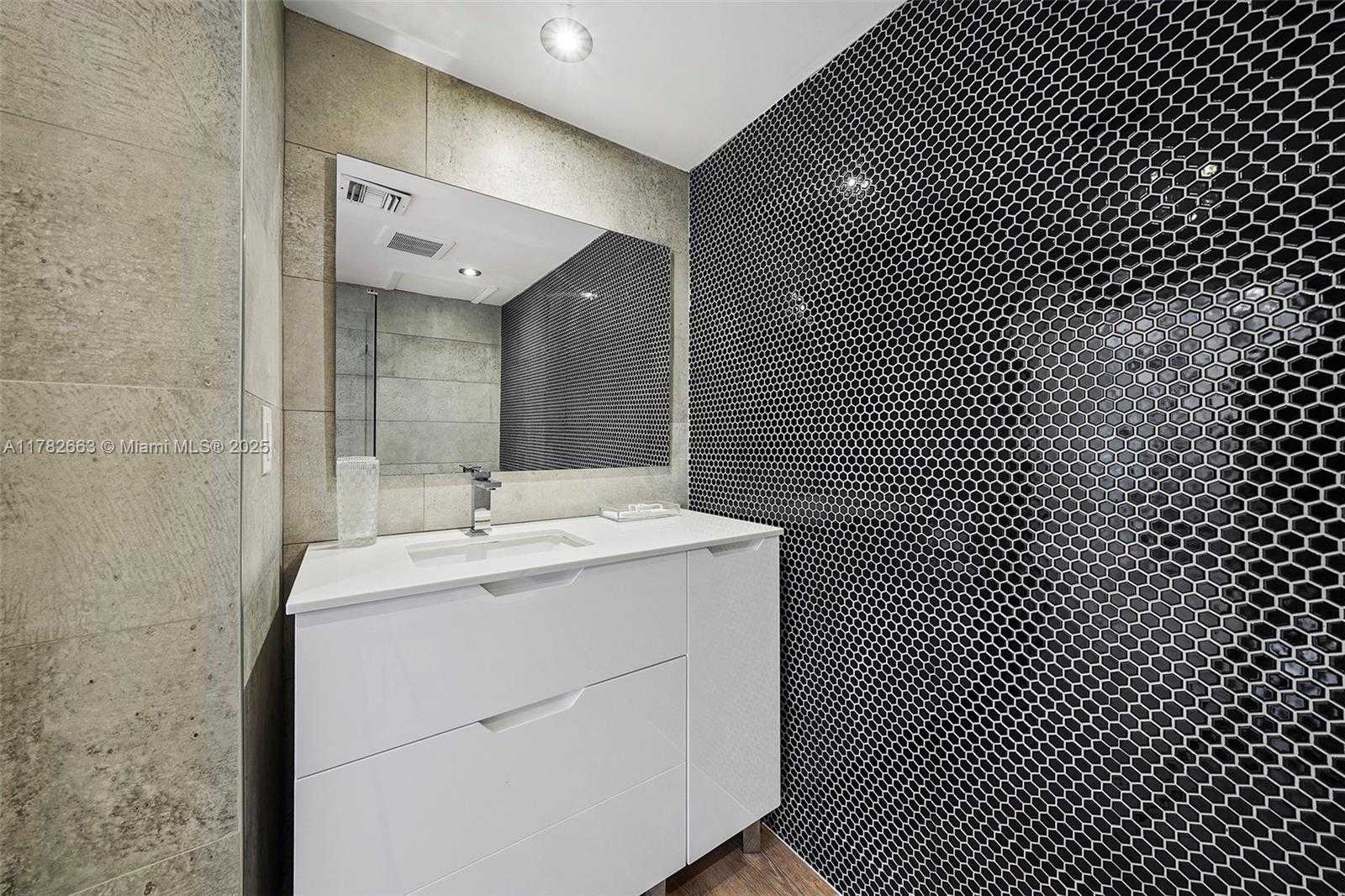 Small Image of 5237 LA GORCE DR, Miami Beach Number 33