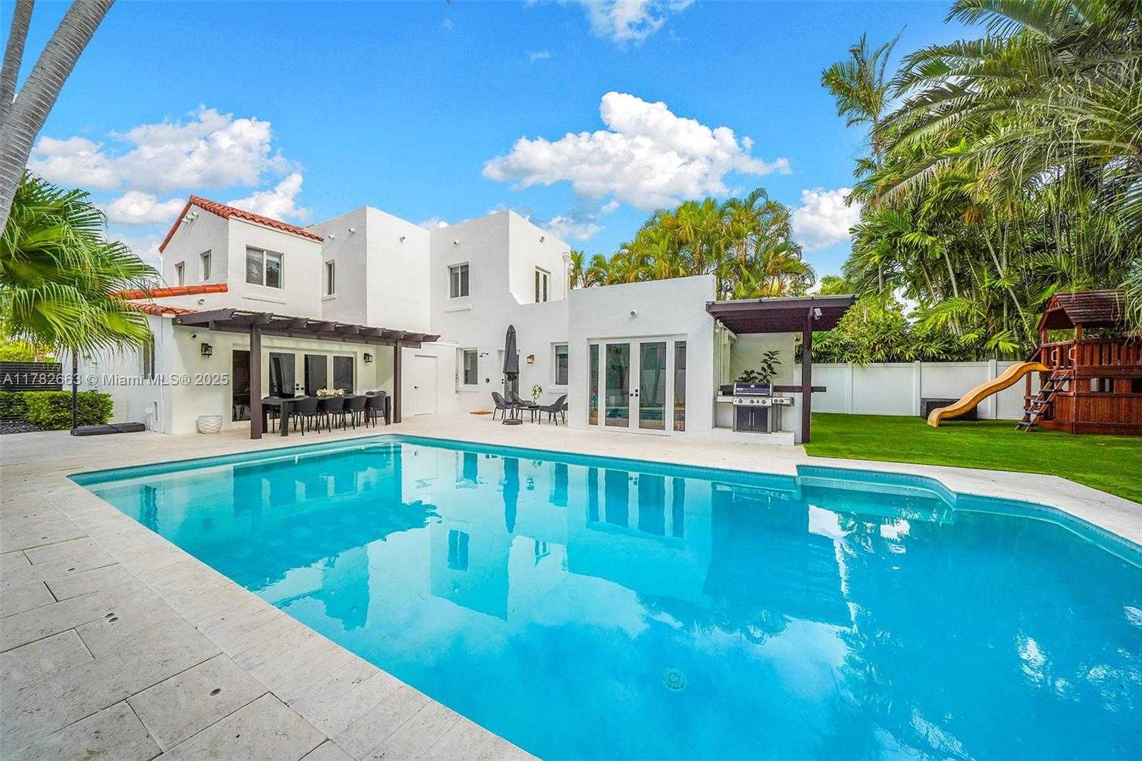 Small Image of 5237 LA GORCE DR, Miami Beach Number 5