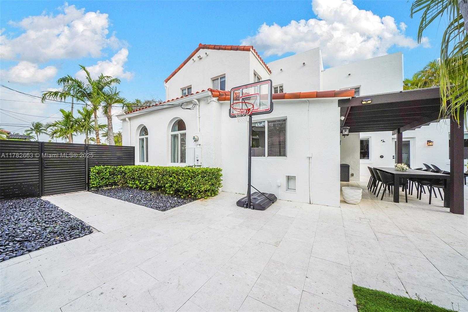Small Image of 5237 LA GORCE DR, Miami Beach Number 56