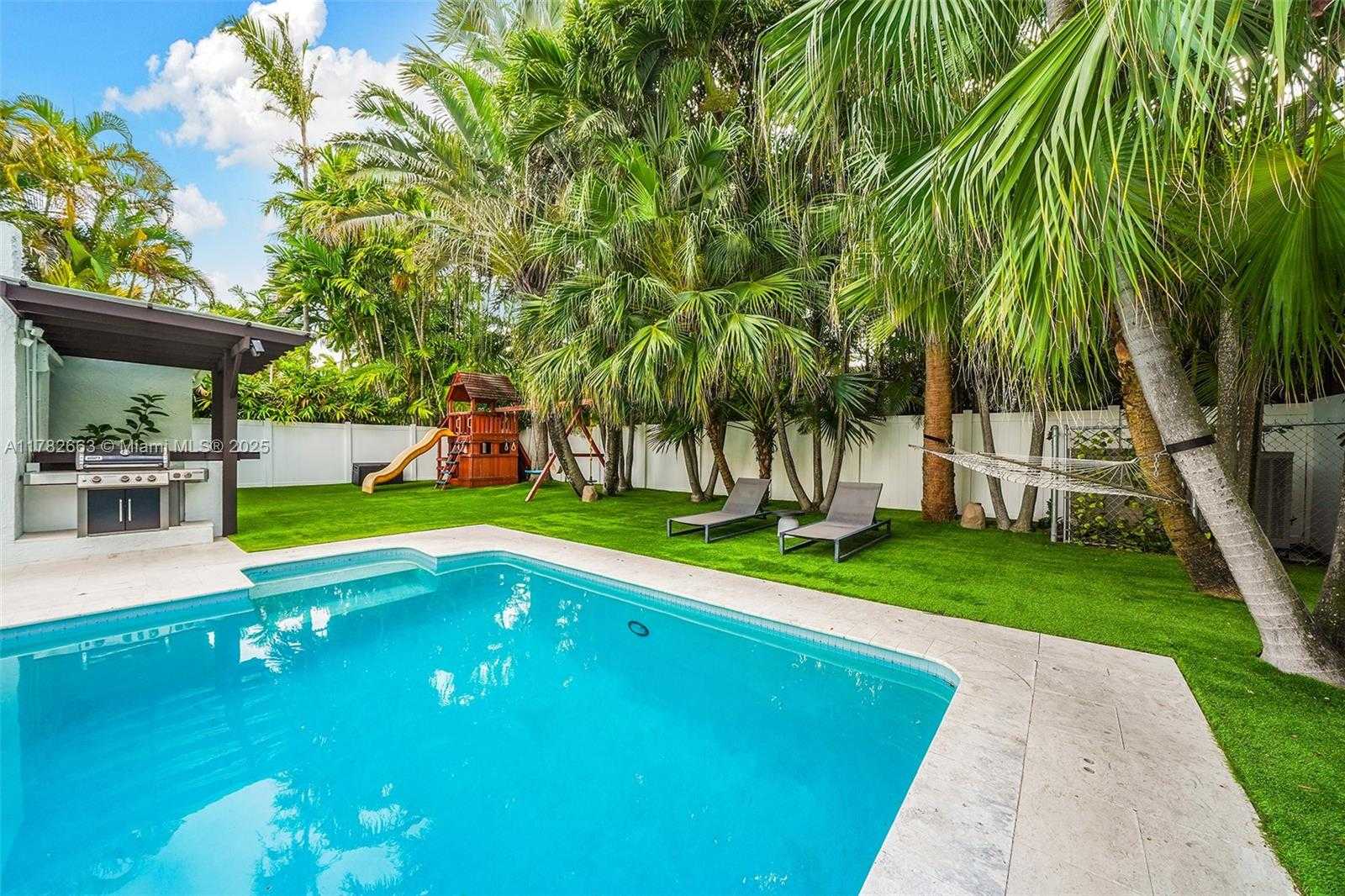 Small Image of 5237 LA GORCE DR, Miami Beach Number 6