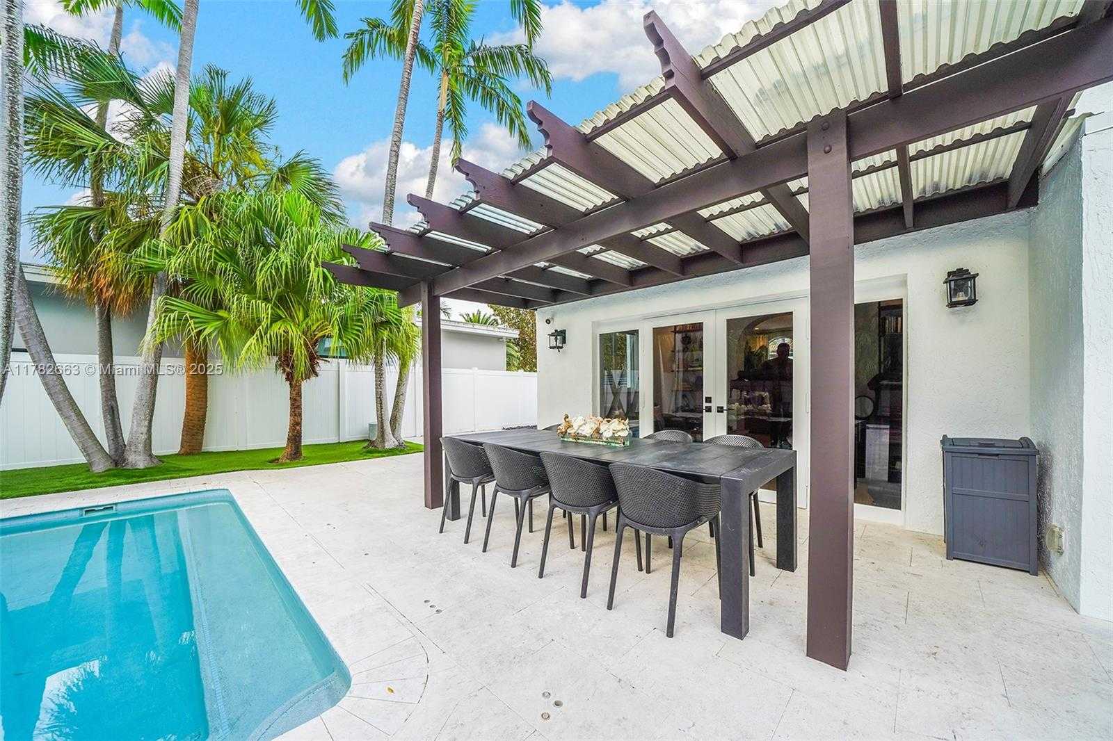 Small Image of 5237 LA GORCE DR, Miami Beach Number 7