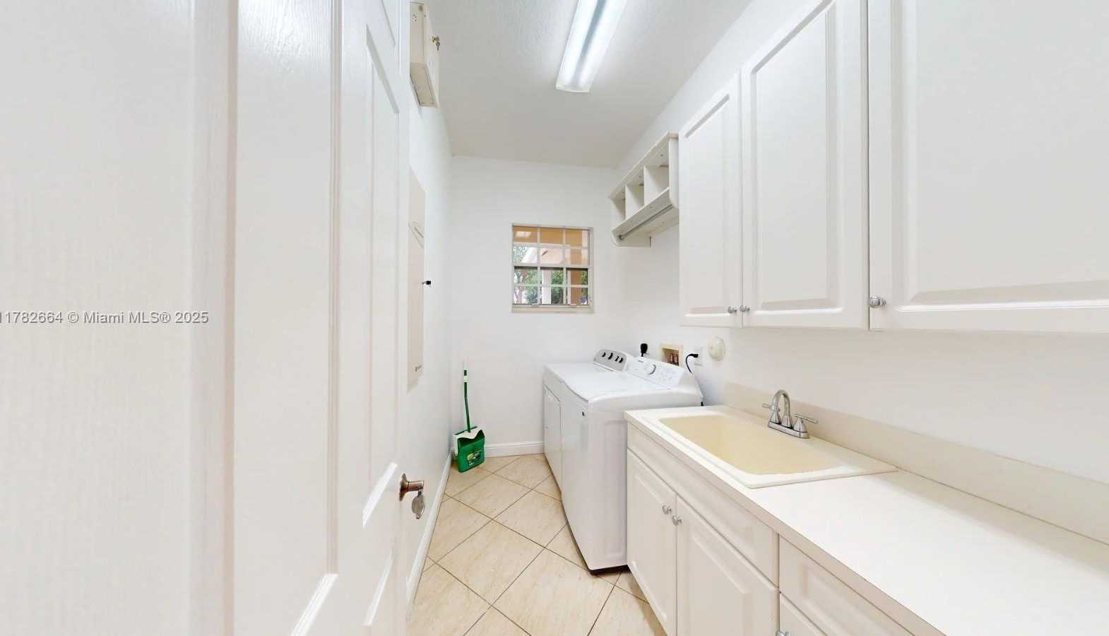 Small Image of 4713 VILLAGE WAY, Davie Number 28