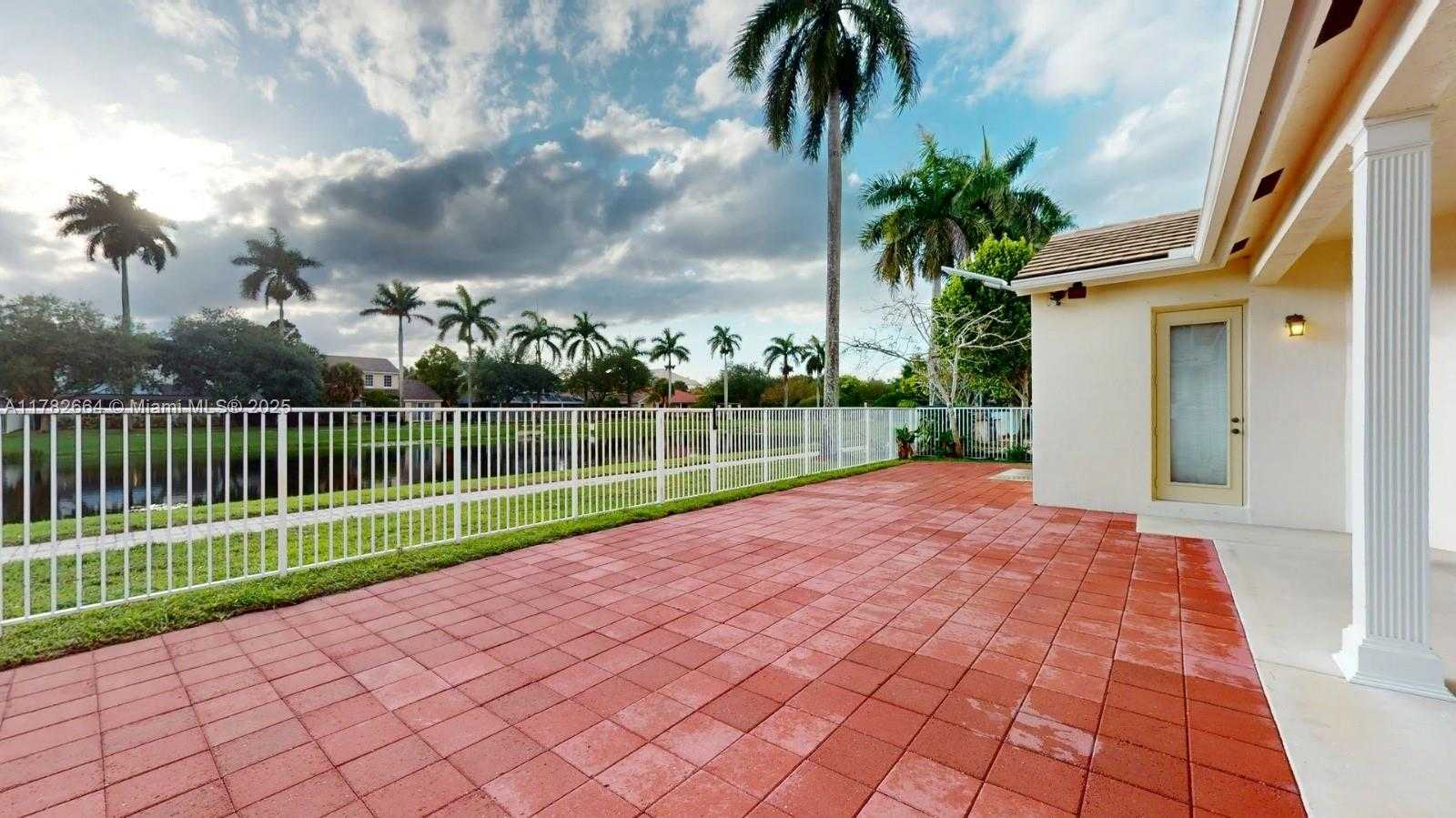 Small Image of 4713 VILLAGE WAY, Davie Number 31