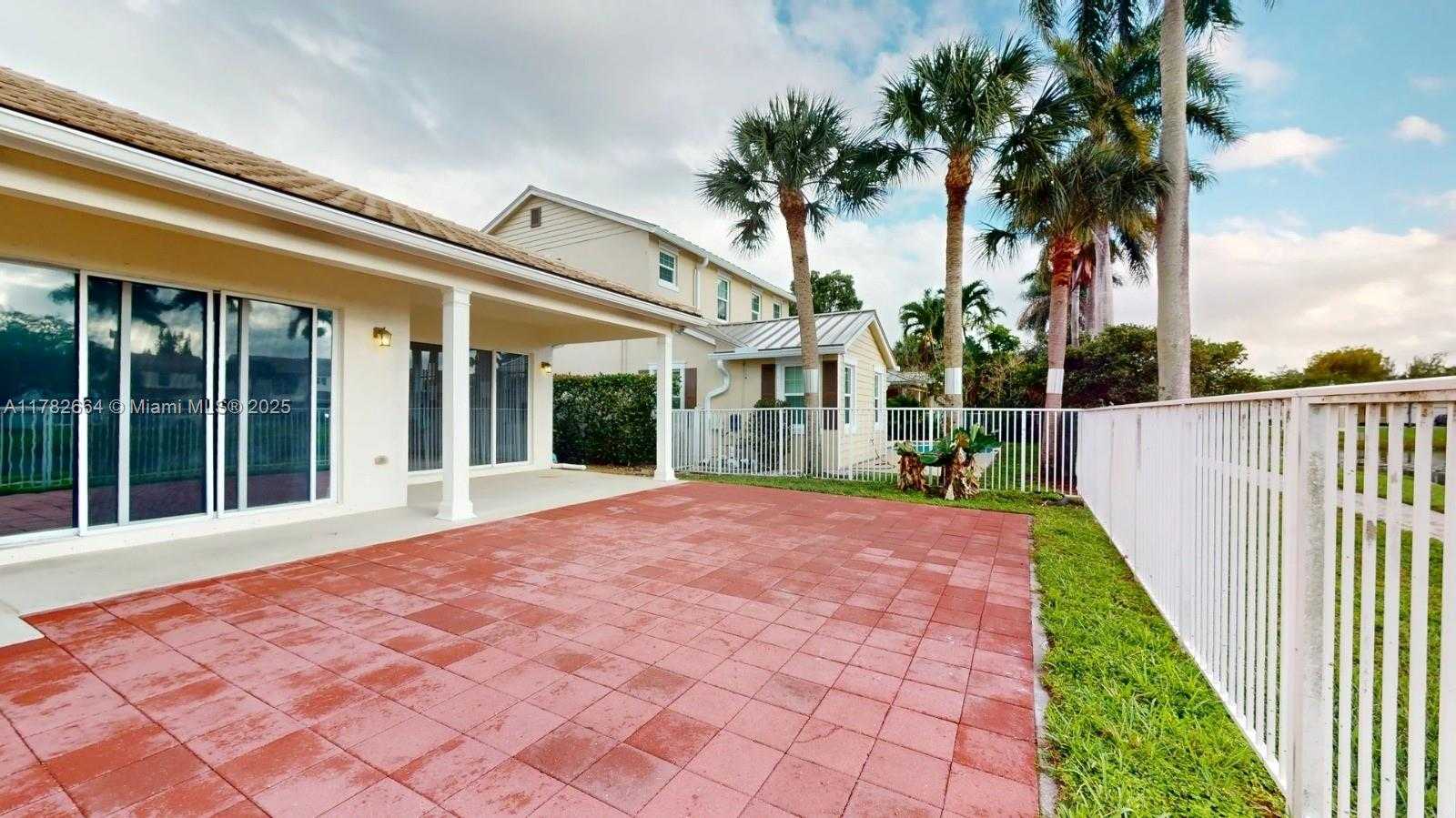Small Image of 4713 VILLAGE WAY, Davie Number 32