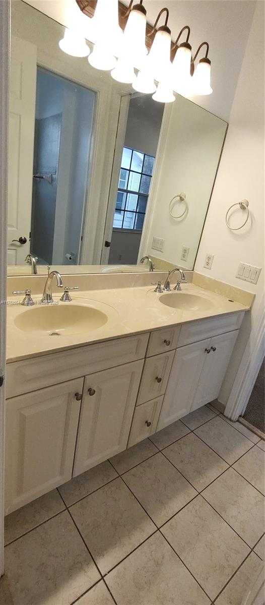 Small Image of 4713 VILLAGE WAY, Davie Number 43