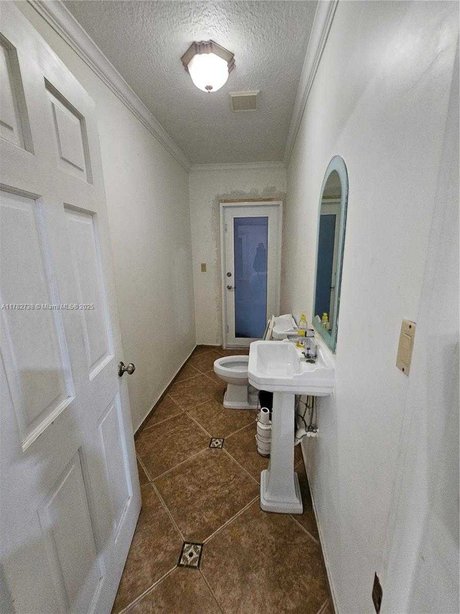 Small Image of Miami Number 29