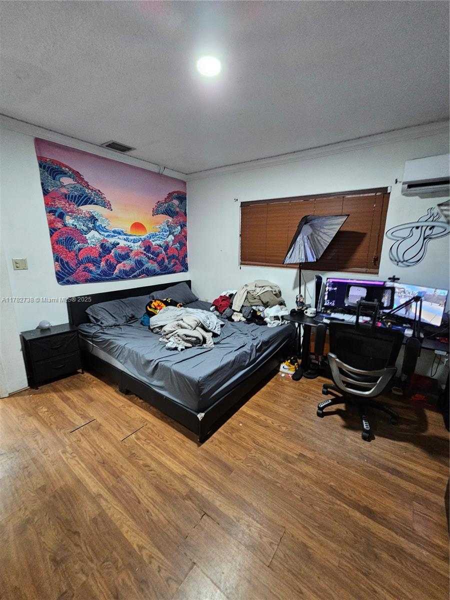 Small Image of Miami Number 37