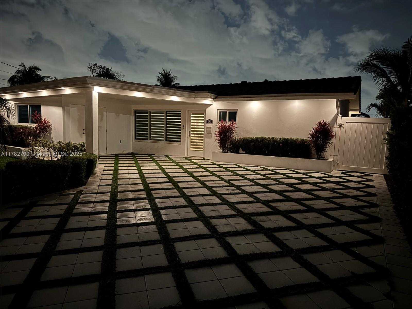 Small Image of 959 NAUTILUS ISLE, Dania Beach Number 59