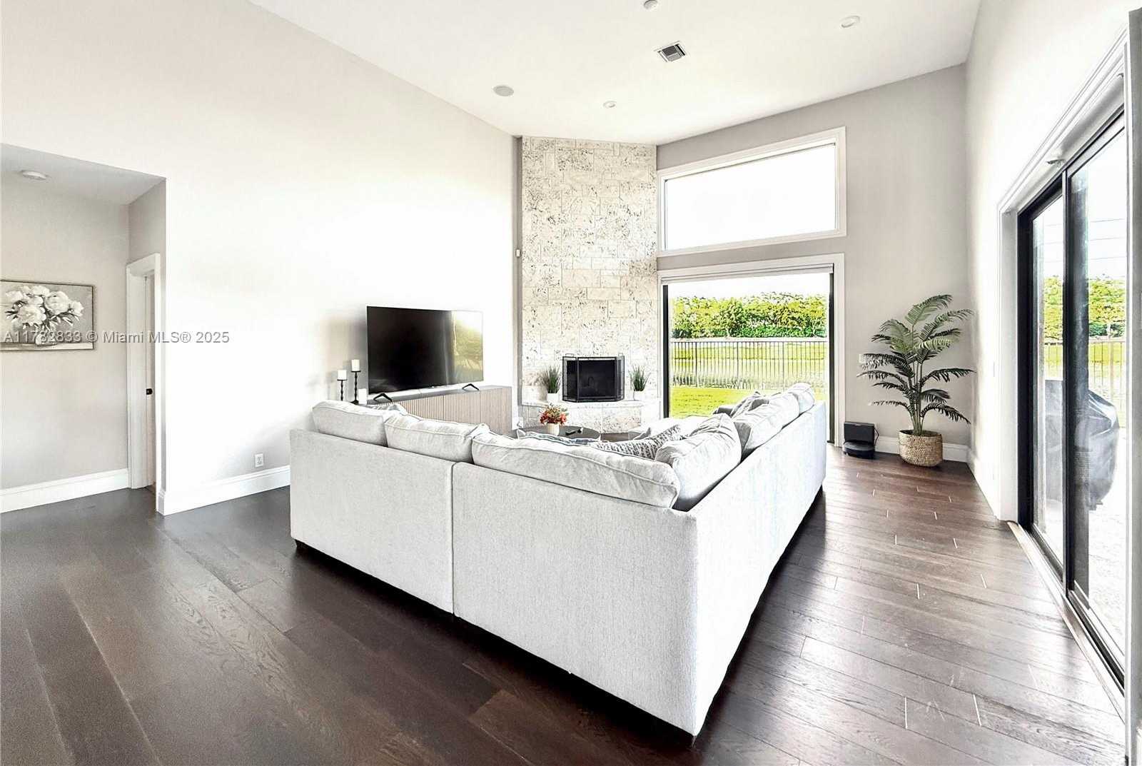 Small Image of 400 ALEXANDRA CIR, Weston Number 16
