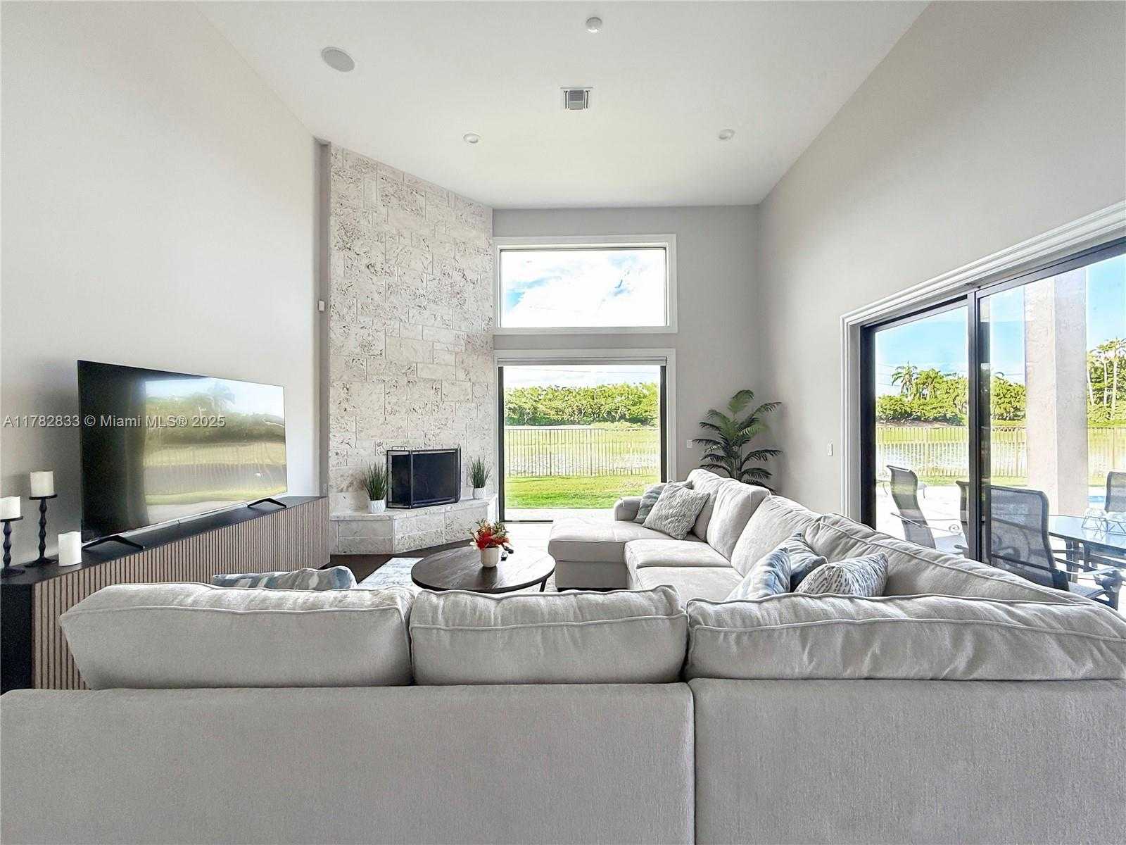 Small Image of 400 ALEXANDRA CIR, Weston Number 17