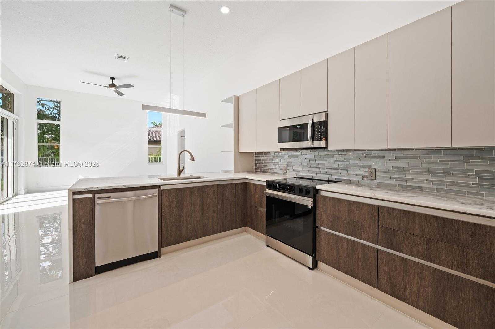 Small Image of 1807 VICTORIA POINTE CIR, Weston Number 11