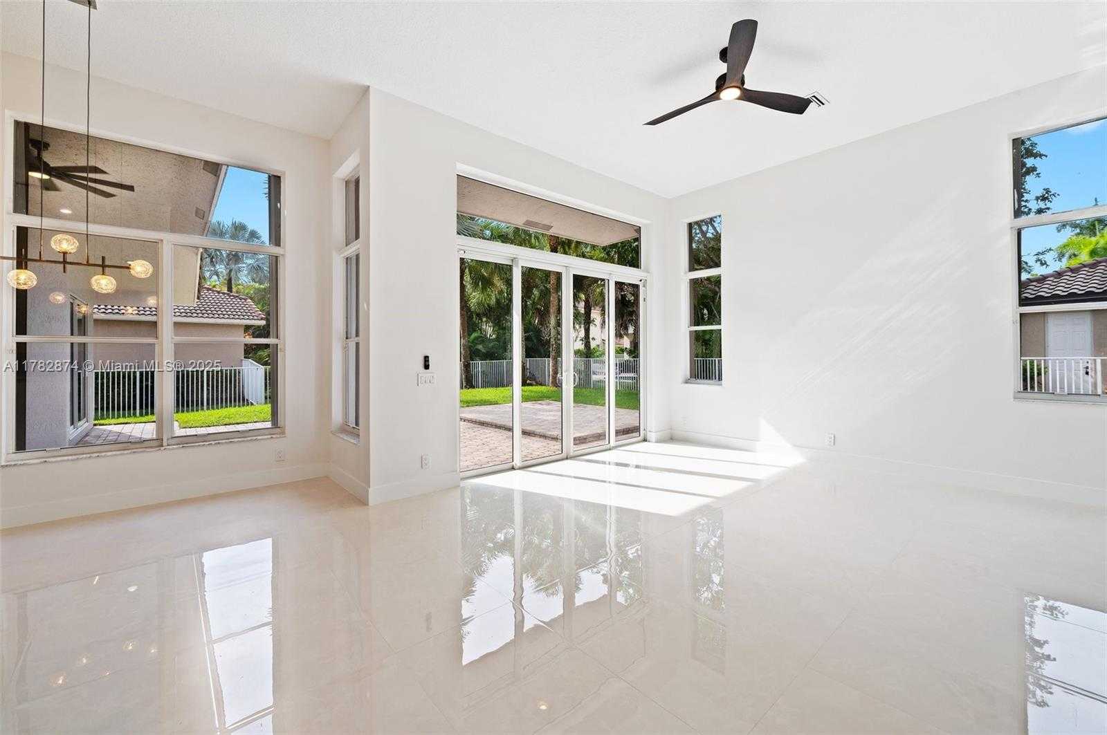 Small Image of 1807 VICTORIA POINTE CIR, Weston Number 14