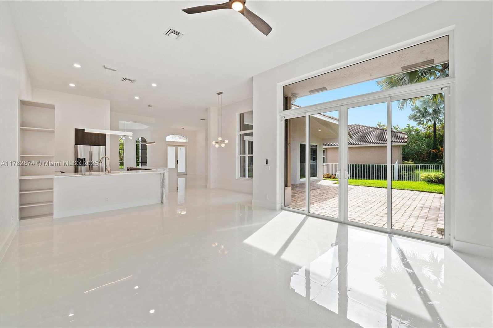 Small Image of 1807 VICTORIA POINTE CIR, Weston Number 15