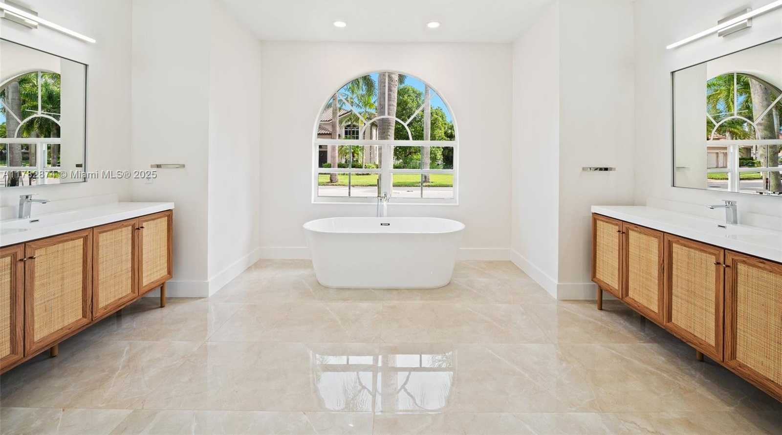 Small Image of 1807 VICTORIA POINTE CIR, Weston Number 17
