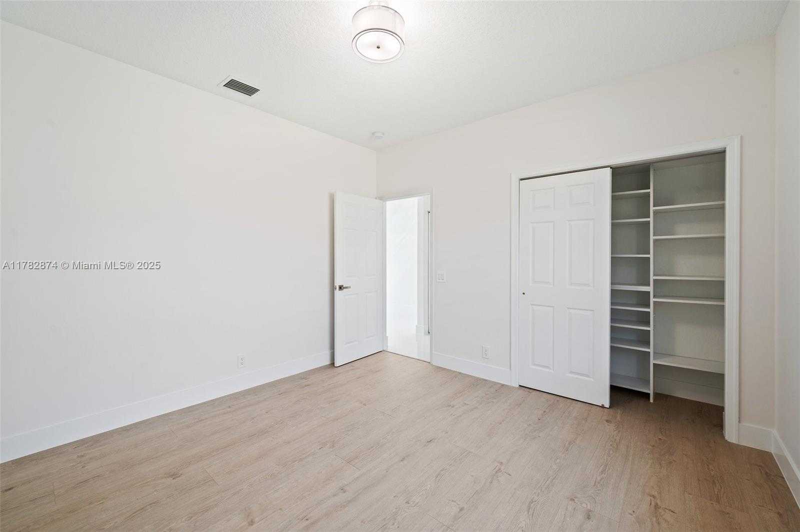 Small Image of 1807 VICTORIA POINTE CIR, Weston Number 22
